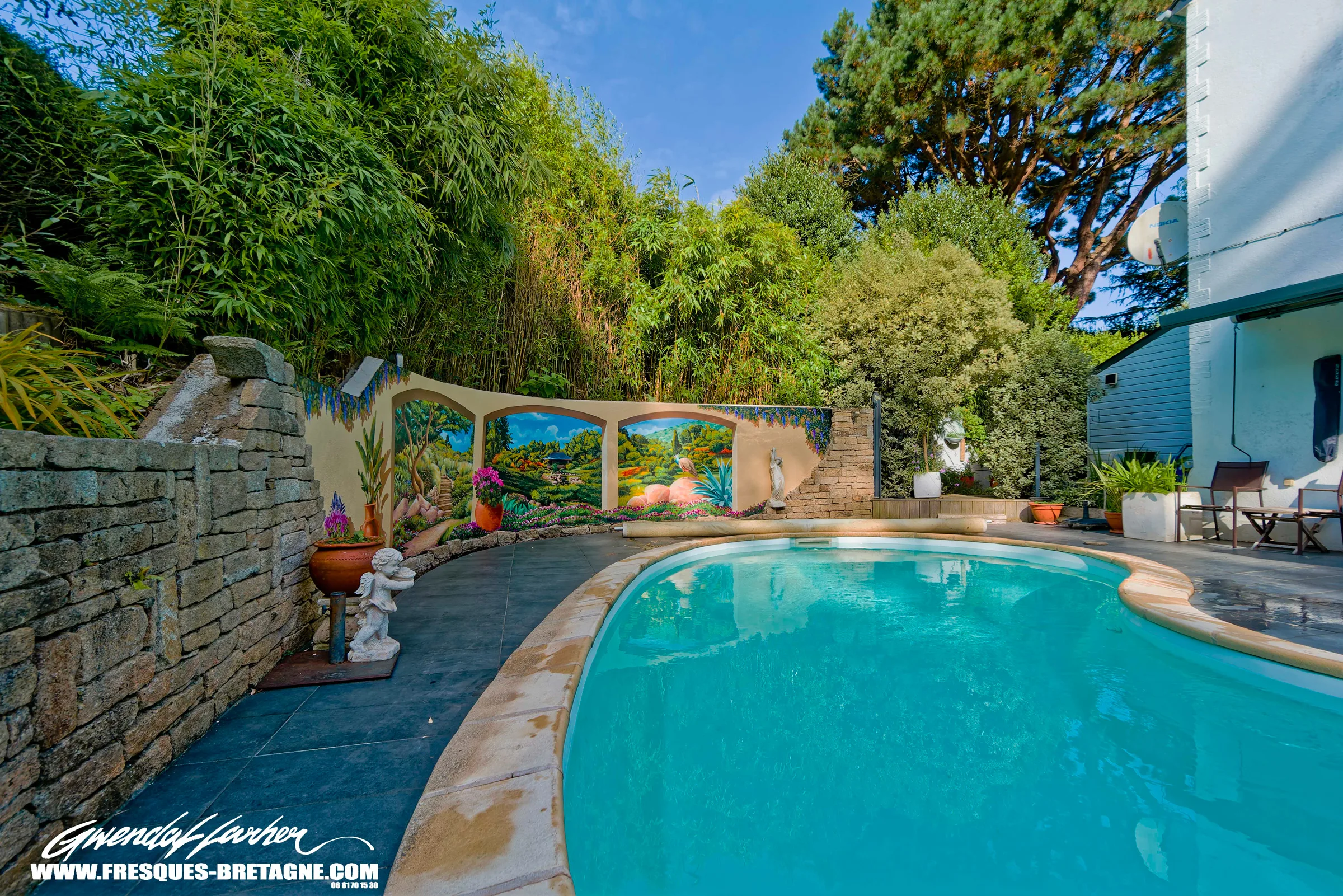 Fresque en trompe-l'œil prolongeant le jardin sur le mur d'enceinte de la piscine d'un particulier à Perros-Guirec, peinture résistante à l'humidité